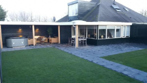 Schöner, komplett renovierter Bungalow in einem familienfreundlichen Ferienpark mit privatem Jacuzzi und Grill